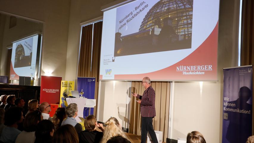 Seit 22 Jahren ist Harald Baumer Hauptstadt-Korrespondent der Nürnberger Nachrichten. Beim Reporter-Slam erzählte er, wieso es auf jeder Bundestagstoilette eine Aktenablage gibt. 