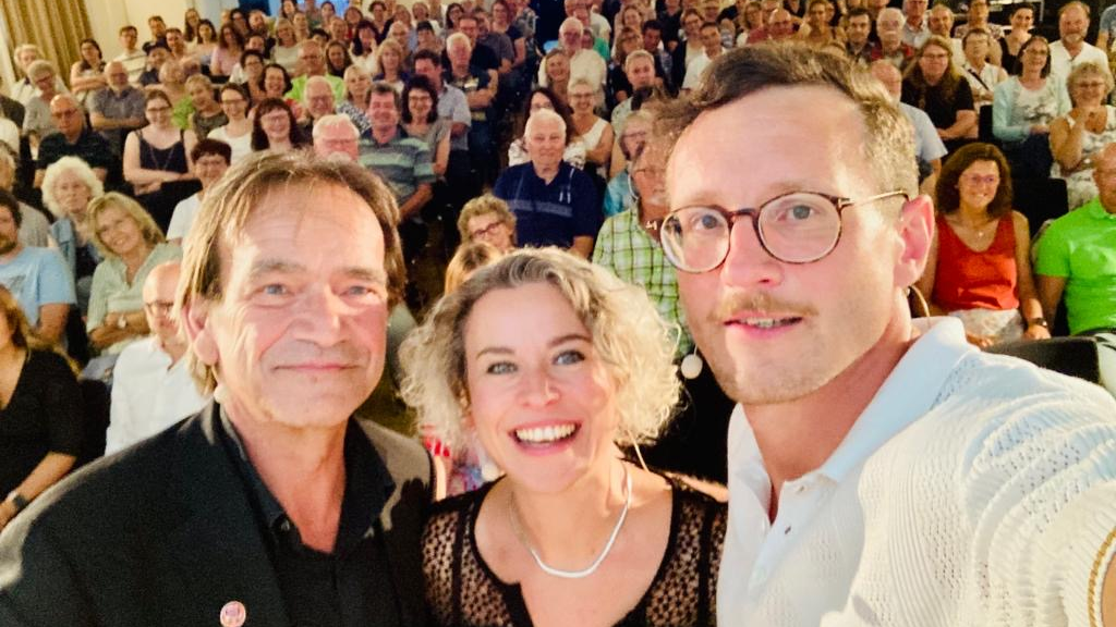 Zeit für ein Selfie: Hans Böller, Anette Röckl und Sebastian Böhm beim Reporter-Slam im Museum für Kommunikation. 
