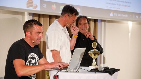 Die Drei aus dem Sportressort. Während sich Sebastian Böhm (weißes Shirt) und Hans Böller über das Sommermärchen 2006 unterhielten, hatte Kollege Fadi Keblawi die Aufgabe, live einen Text zu schreiben.