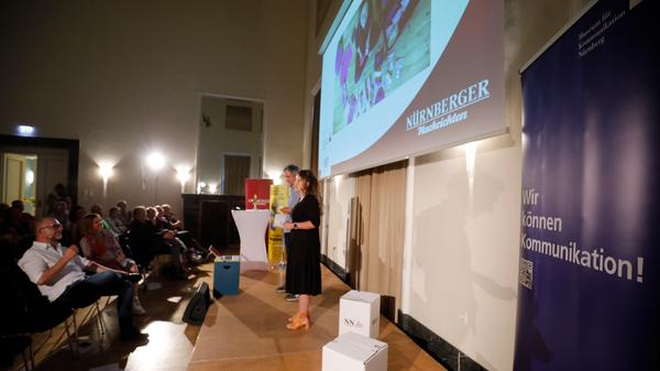 Begeisterte Zuschauer beim Reporter-Slam der Nürnberger Nachrichten im Museum für Kommunikation.