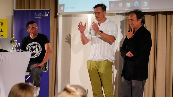 Begeisterte Zuschauer beim Reporter-Slam der Nürnberger Nachrichten im Museum für Kommunikation.