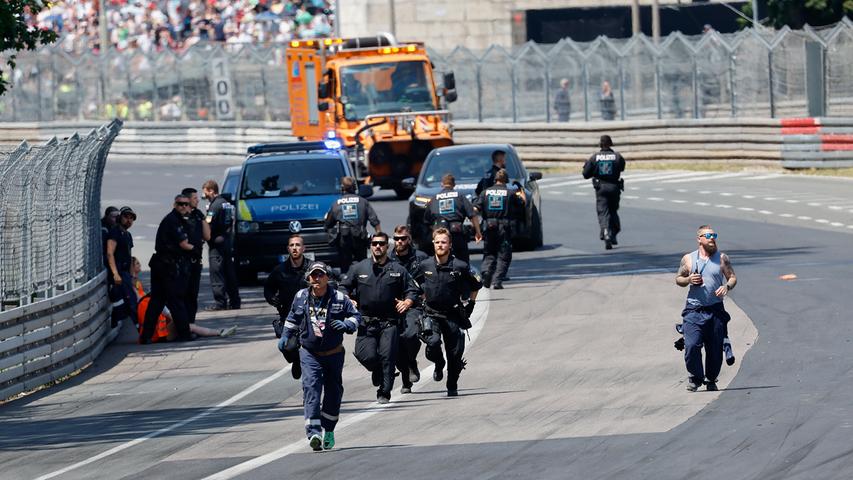 Laut Angaben von Marc Siegl, Pressesprecher des Polizeipräsidiums Mittelfranken, habe die Aktion kurz vor dem Start eines Rennens stattgefunden.
