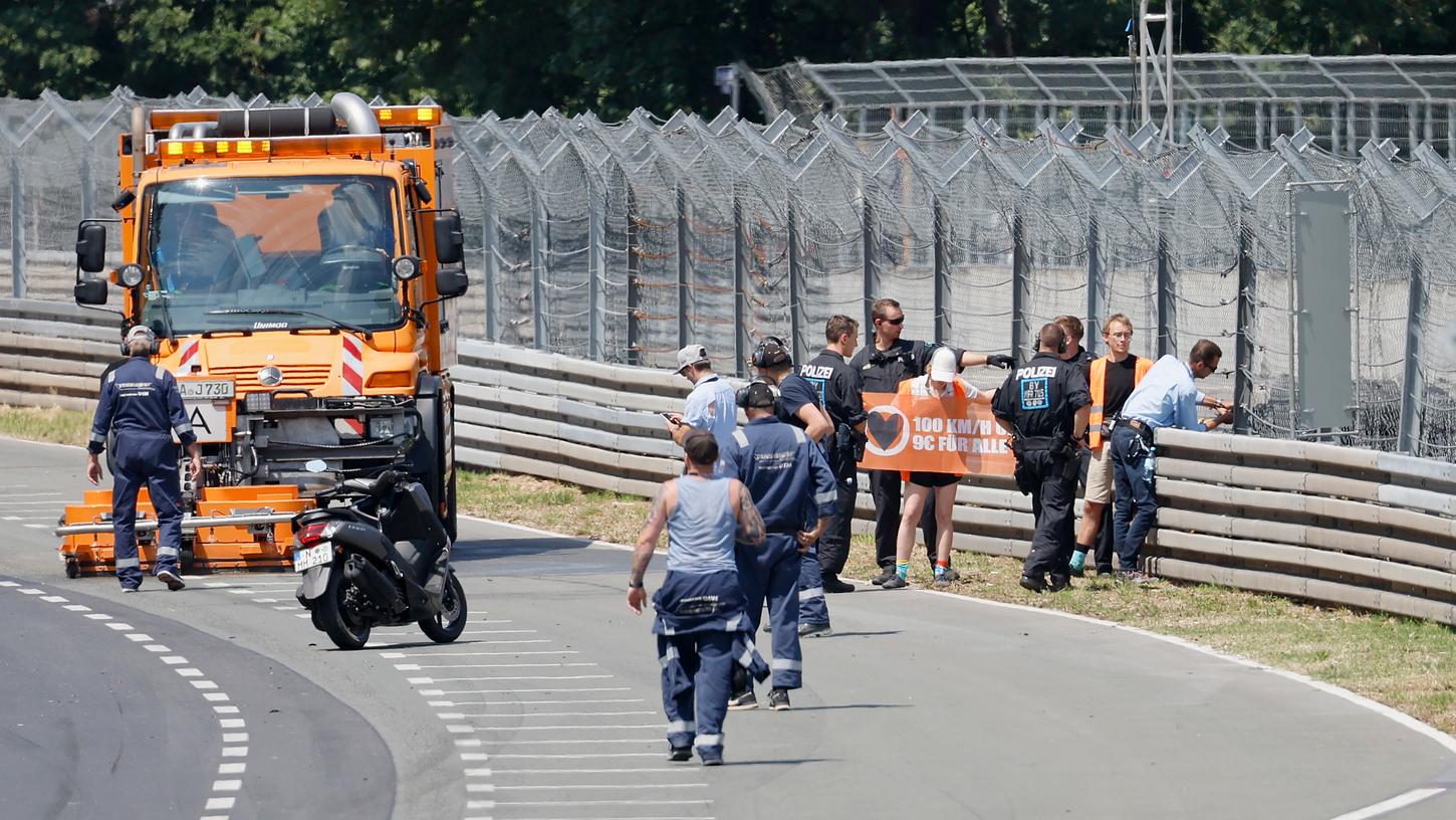 Kurz vor dem Start der DTM am Norisring haben sich Aktivisten der "Letzte Generation" illegal Zutritt zur Rennstrecke verschafft und sich mit Bannern auf die Fahrbahn begeben.