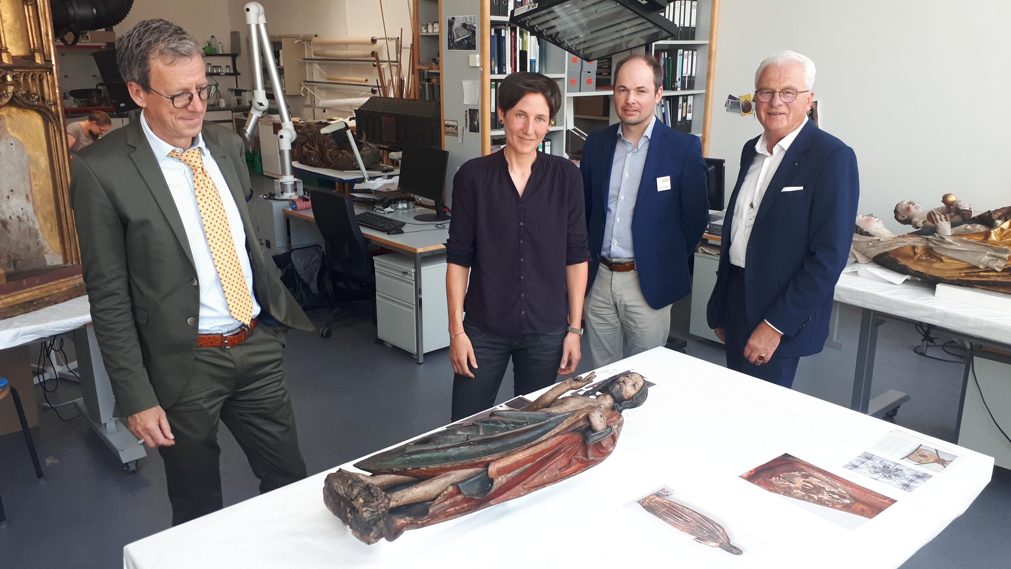 kraftakt-f-rderer-sichern-seltene-figur-aus-riemenschneider-werkstatt