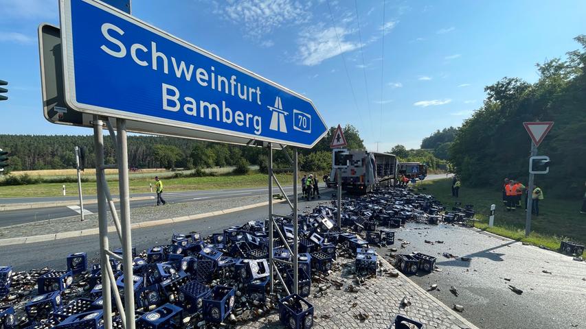 Lastwagen kippt im Kreis Kulmbach um und verliert hektoliterweise Bier auf Fahrbahn