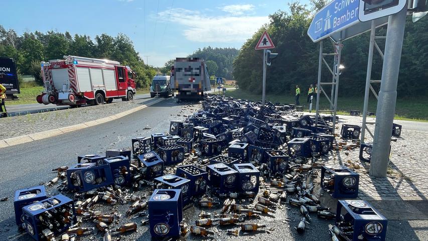 Lastwagen kippt im Kreis Kulmbach um und verliert hektoliterweise Bier auf Fahrbahn