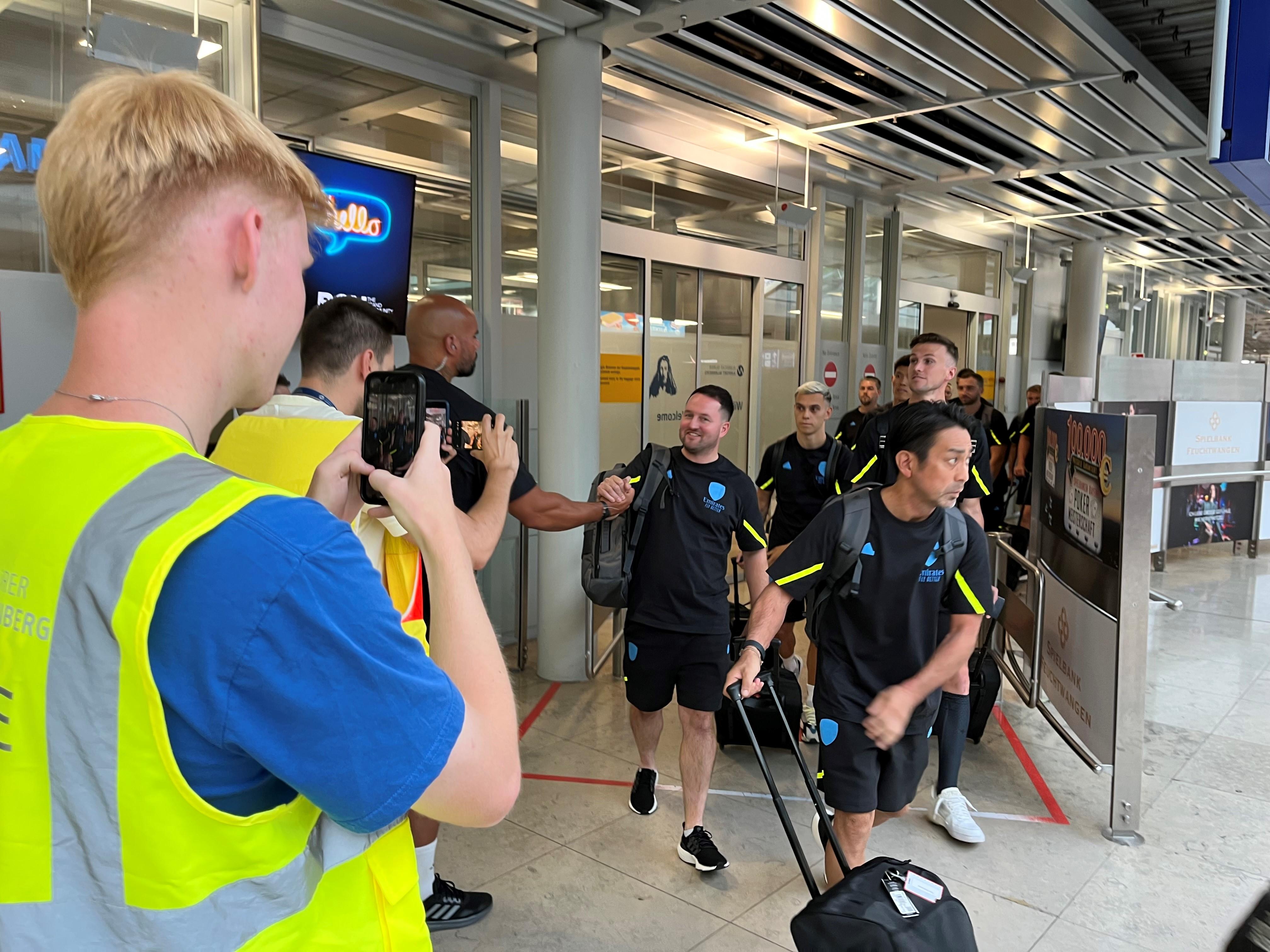 Empfangskommittee für die Stars - Kai Havertz, Gabriel Jesus, Martin Ødegaard & Co. in der Ankunftshalle des Nürnberger Airports.