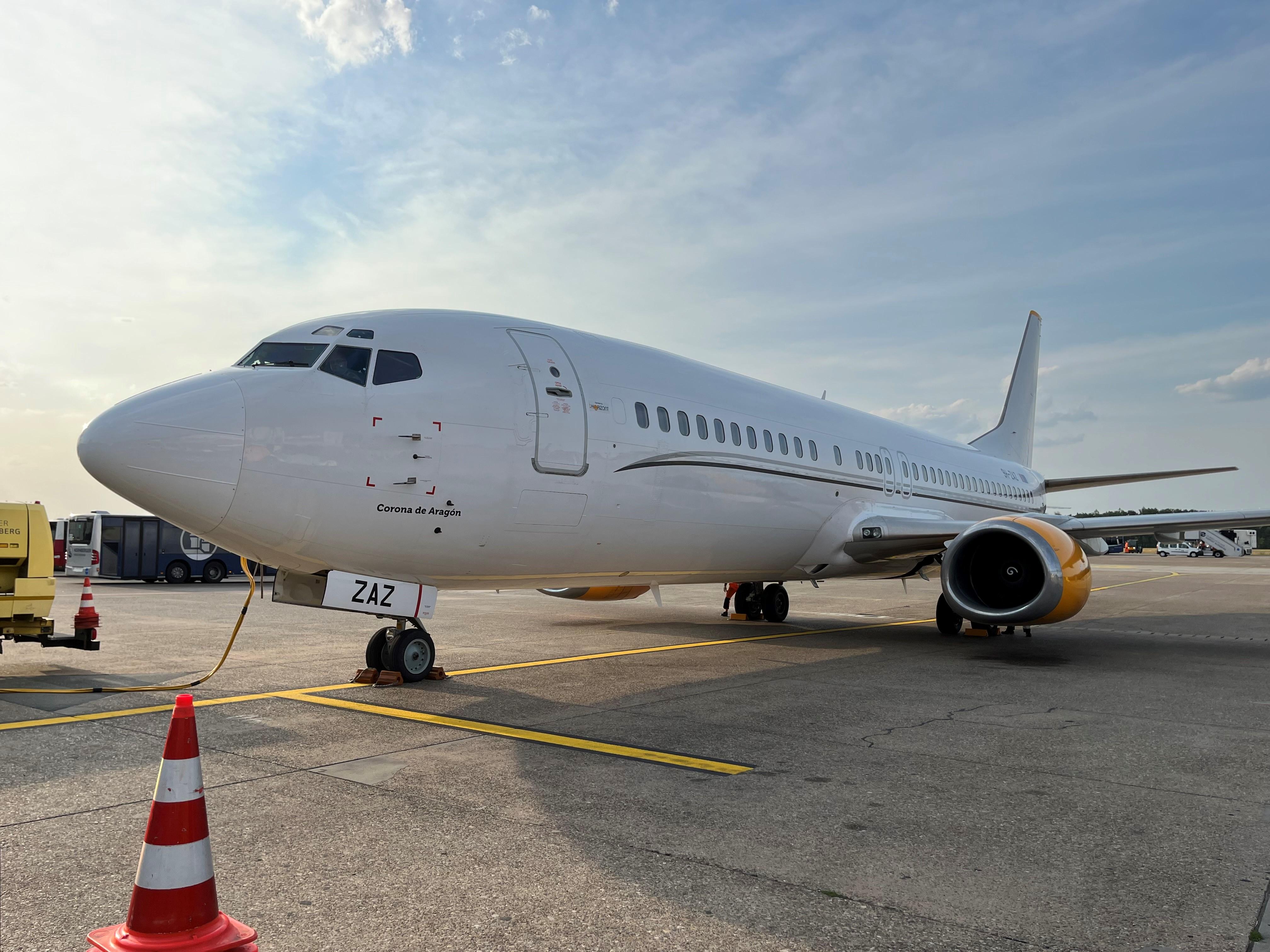 Mit dieser Maschine ist die Milliarden-Truppe am Nürnberger Flughafen gelandet.