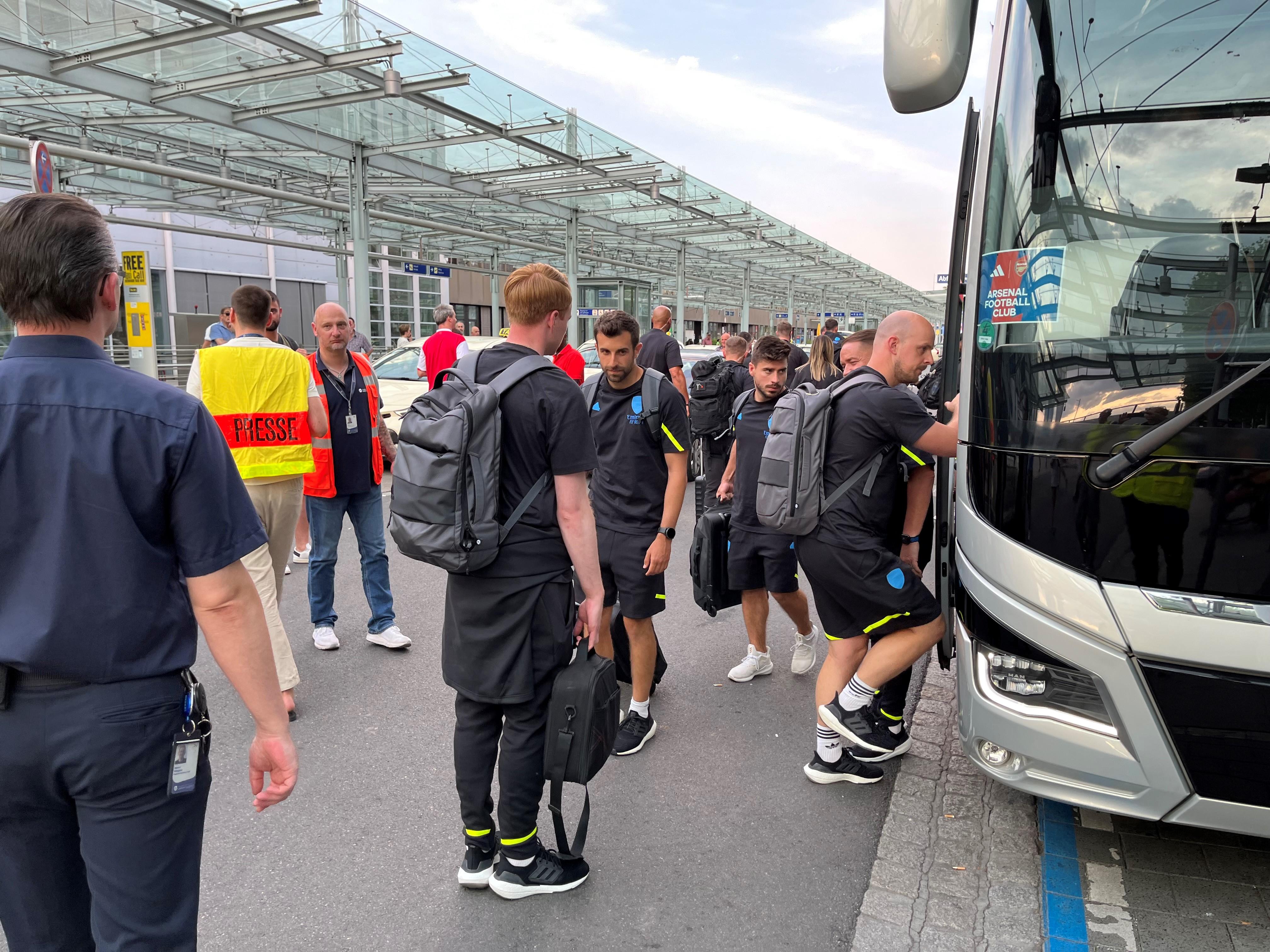 Ab in den Bus: Es geht ins Trainingscamp nach Herzogenaurach - bei Ausrüster Adidas bereiten sich die Londoner auf das Testspiel am Donnerstag gegen Nürnberg vor.