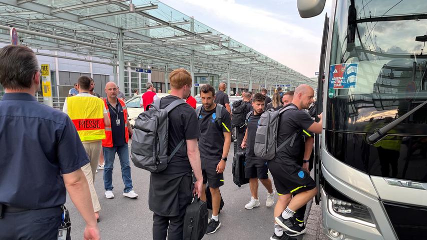 Ab in den Bus: Es geht ins Trainingscamp nach Herzogenaurach - bei Ausrüster Adidas bereiten sich die Londoner auf das Testspiel am Donnerstag gegen Nürnberg vor.