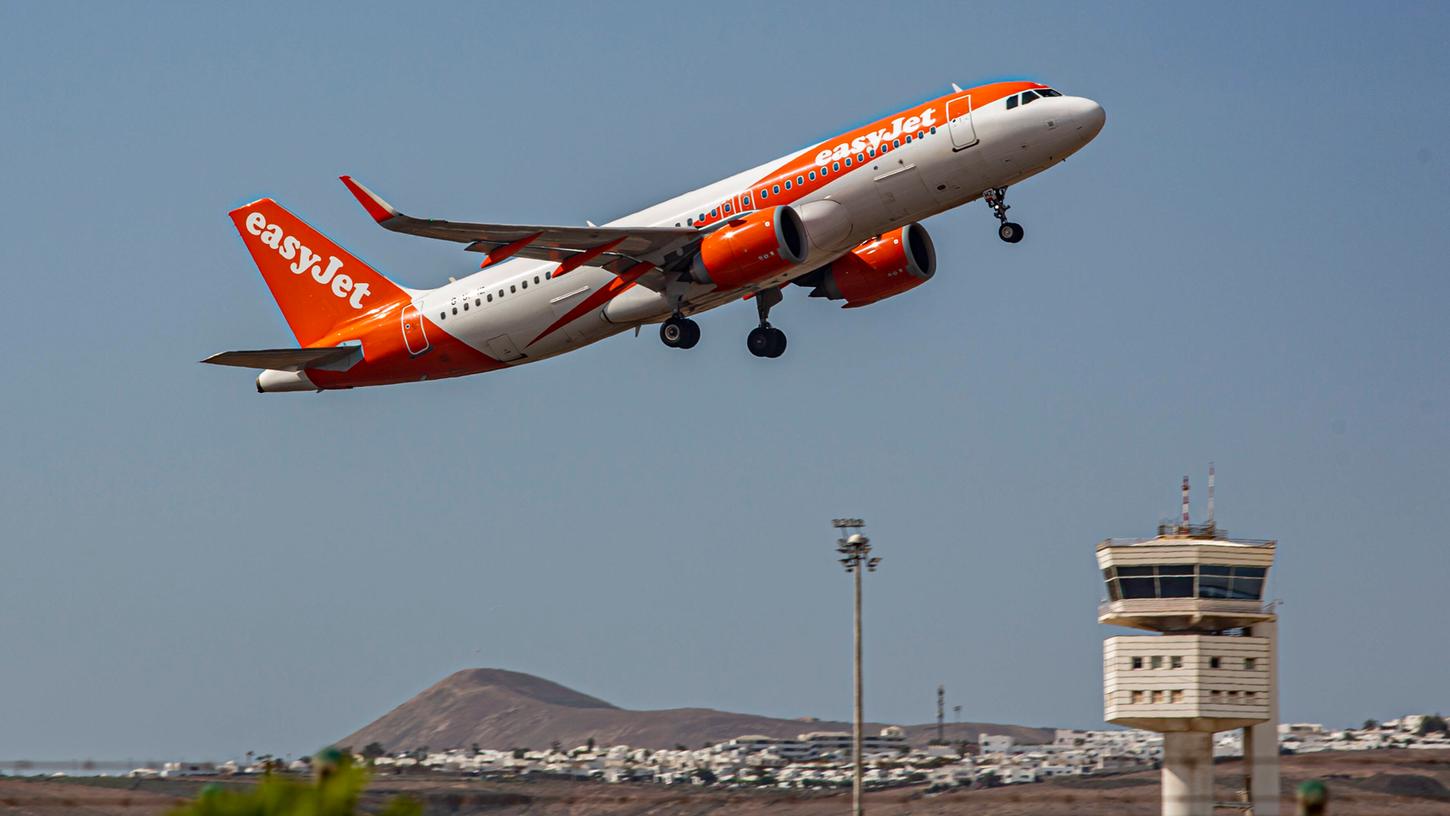 Ein Airbus A320 der Fluggesellschaft EasyJet startet vom Flughafen Cesar Manrique in Arrecife Lanzarote. (Symbolbild)