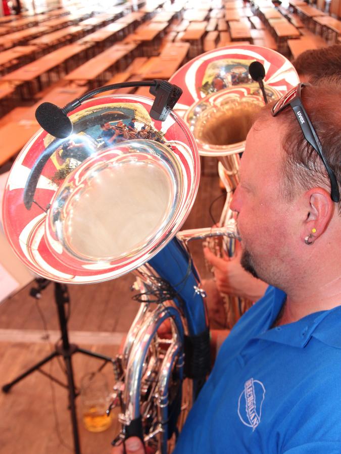 Von ihrem "Tubawahnsinn" und anderen Stücken ließen sich die Musiker von Blechglanz trotz leerer Tische nicht abbringen Von ihrem "Tubawahnsinn" und anderen Stücken ließen sich die Musiker von Blechglanz trotz leerer Tische nicht abbringen