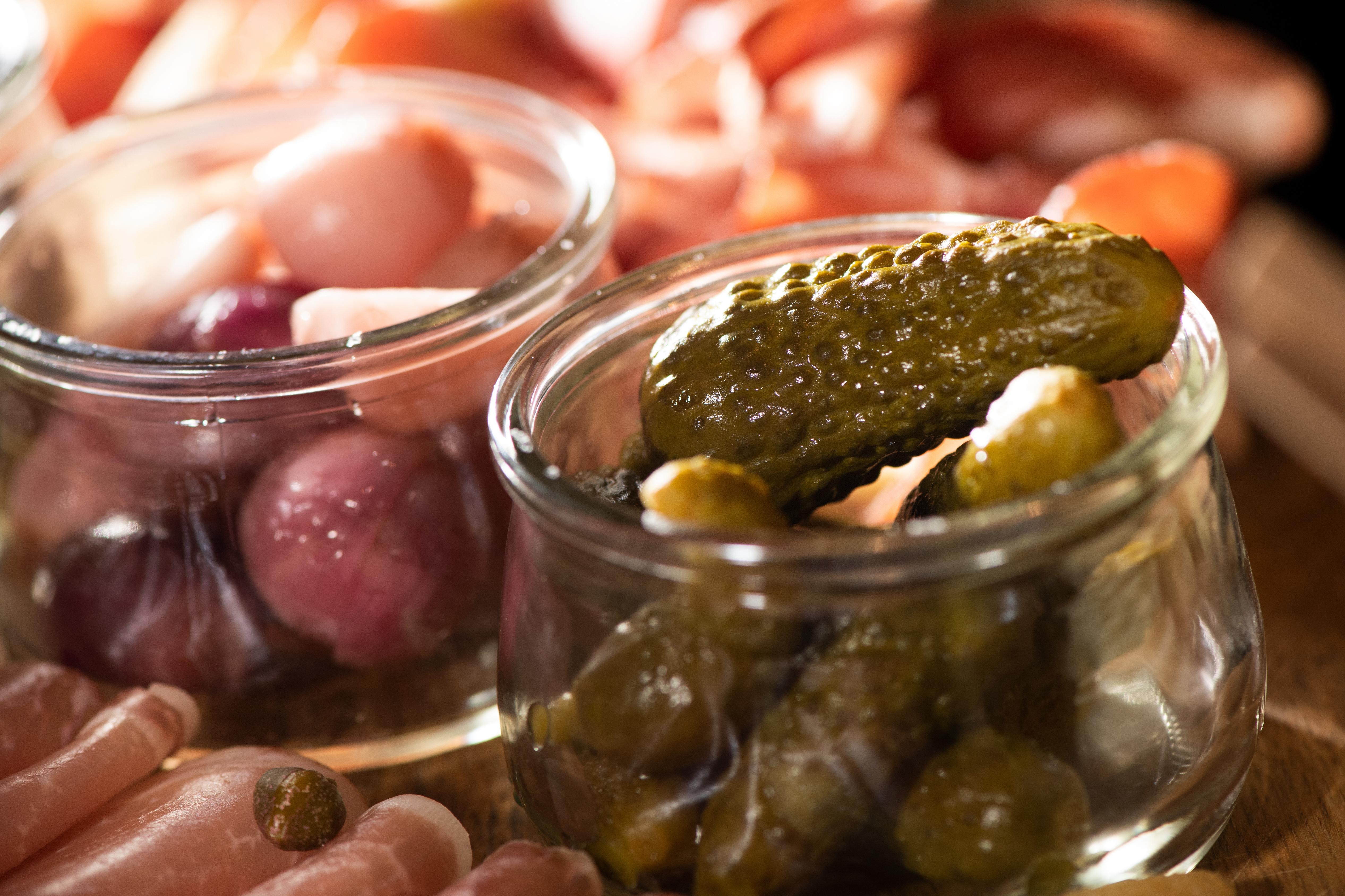 Ob sauer oder in der milden Variante: Eingelegte Gurken kann man ganz ...