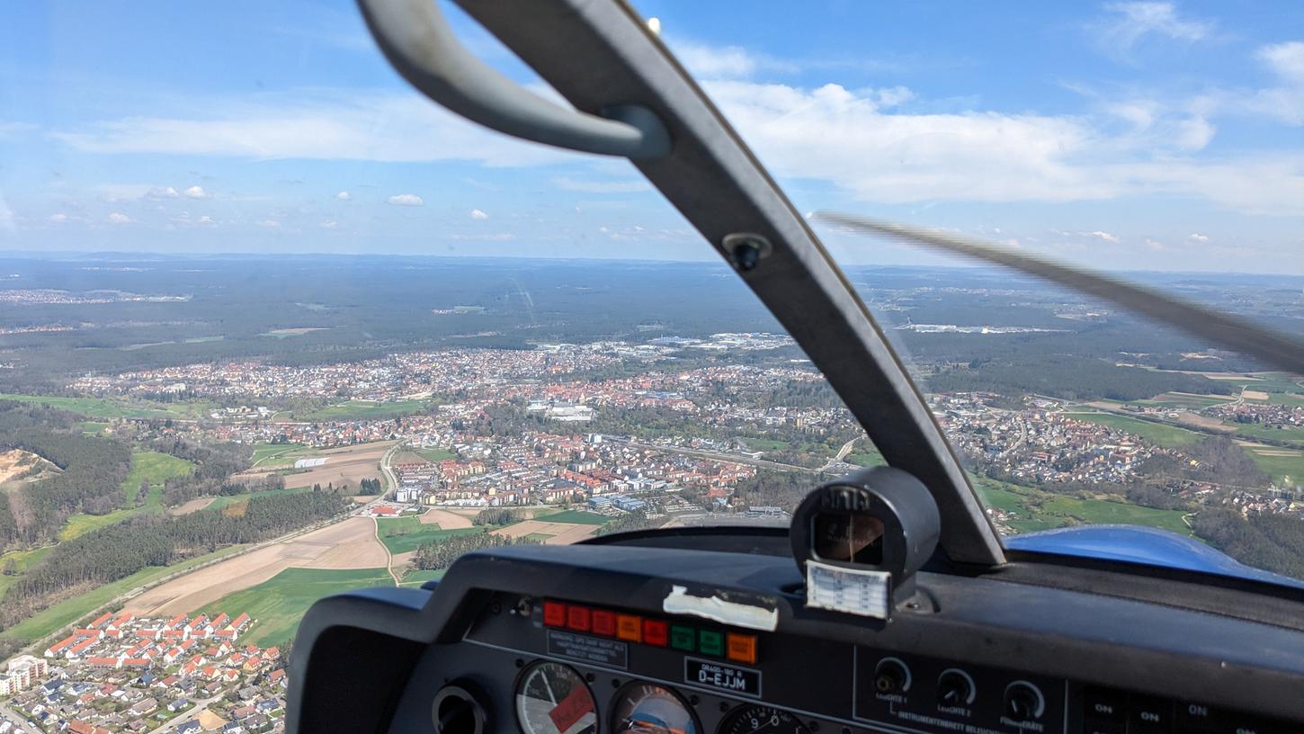 Aus der Luft sind Waldbrände leichter zu erkennen als vom Boden aus, daher sind auch vom Flugplatz Schwabach-Büchenbach aus regelmäßig Luftbeobachter unterwegs.