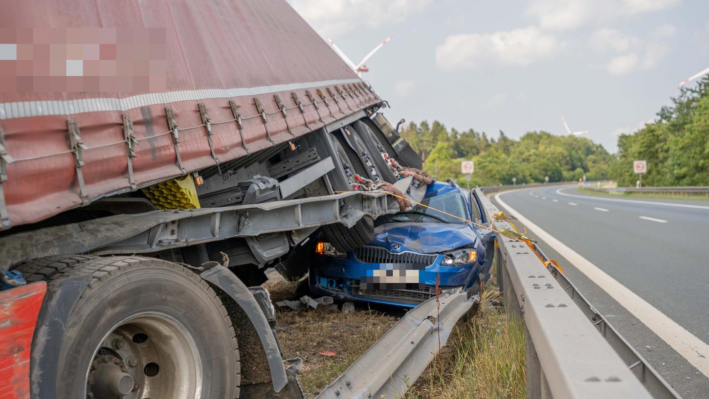 Die Insassen des Autos wurden leicht verletzt. Die Insassen des Autos wurden leicht verletzt.