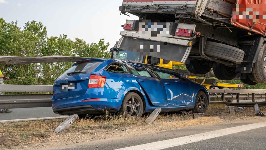 Das Auto wurde bei dem Unfall massiv beschädigt. Das Auto wurde bei dem Unfall massiv beschädigt.