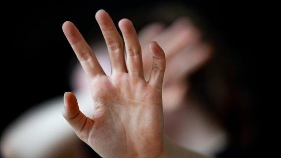 Weniger Vergewaltigungen, mehr Stalking: Häusliche Gewalt in Mittelfranken nimmt zu
