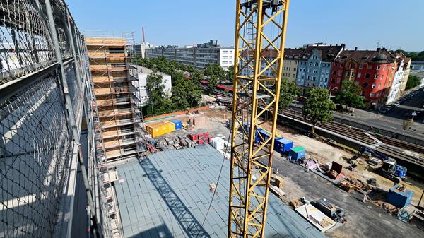Von der obersten Etage des einstigen Hauptgebäudes bieten sich interessante Ausblicke wie hier auf die Fürther Straße mit der U-Bahn und dem gegenüberliegenden früheren AEG-Komplex.