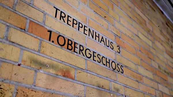 Orientierungshilfe auf Zeit in einem Treppenhaus.