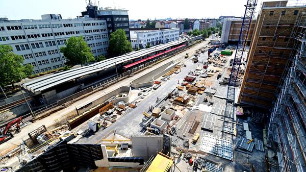Blick auf den Vorplatz, unter dem eine Tiefgarage angelegt wurde, und die U-Bahn-Station Eberhardshof. Links davon noch ein revitalisiertes Gewerbeareal - das frühere Triumph-Adler-Gelände.