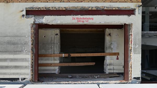 Provisorisch versperrt: der Zugang zum Schacht eines früheren Lastenaufzugs.