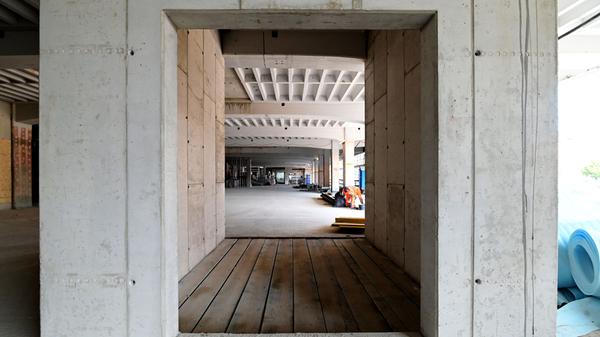 Immer wieder bieten sich in den einstigen Hallen mit alten und neuen Einbauten interessante Perspektiven..