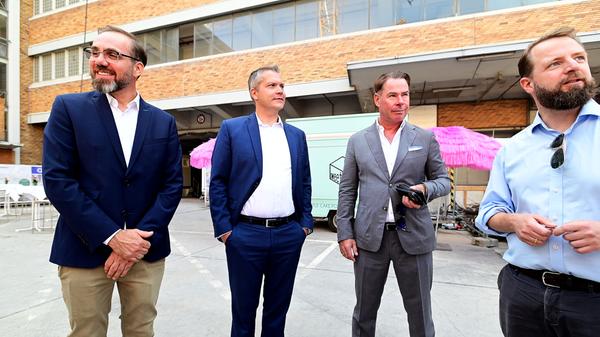 Die Verantwortlichen des Investors Gerch-Group beim Ortstermin (v.li.n.re.): Mark Bauernfeind, Projektleiter bei der Gerch-Group für The Q, Alexander Pauls, Vorstand Development bei Gerch, und Vorstandsvorsitzender Mathias Düsterdick