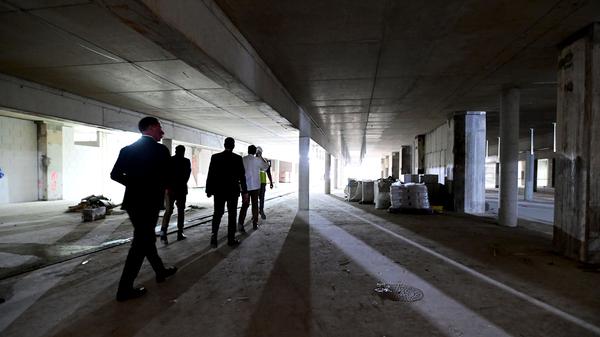 Im Tiefgeschoss entstanden rund 500 neue Stellplätze, 350 für Kundinnen und Kunden und 150 für Mitarbeiterinnen und Mitarbeiter der Stadt Nürnberg.