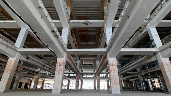 Wo künftig Fußgängerpassage das Hauptgebäude durchqueren, wurden die Wände und Decken aufgebrochen, um offene Strukturen zu schaffen.