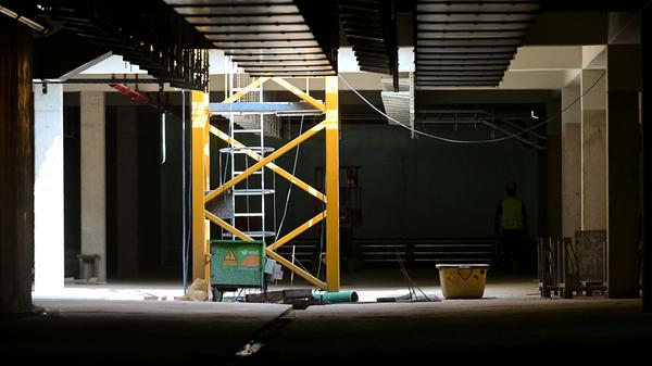 Noch bestimmen überall Bauutensilien das Bild.