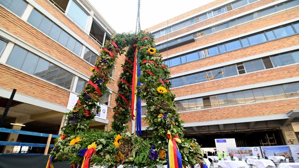 Die Richtkrone im Hof des Quelle-Komplexes