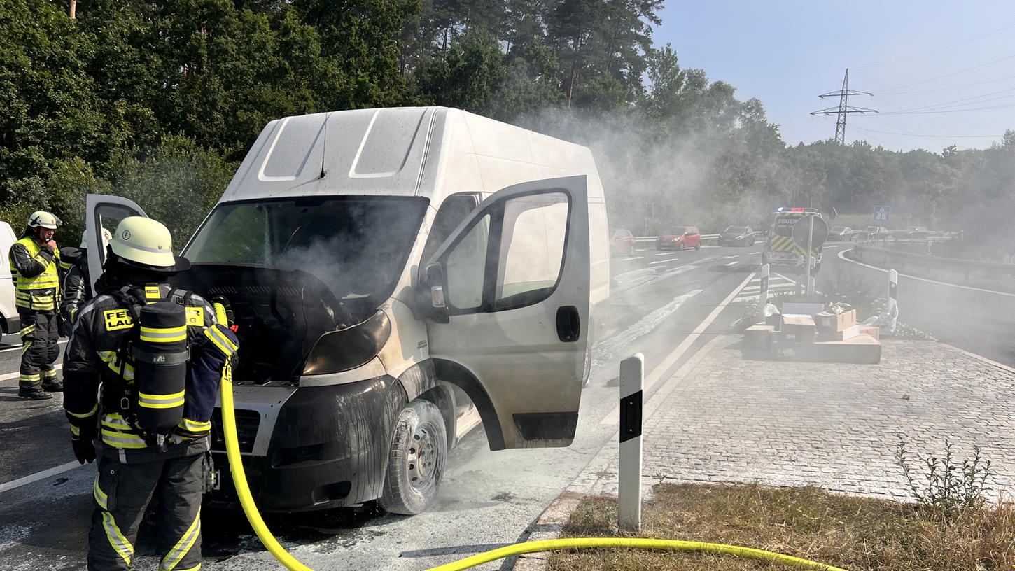 An der Ausfahrt Lauf-Süd brannte ein Kleintransporter. Die Feuerwehr Lauf kam zum Löschen. An der Ausfahrt Lauf-Süd brannte ein Kleintransporter. Die Feuerwehr Lauf kam zum Löschen.