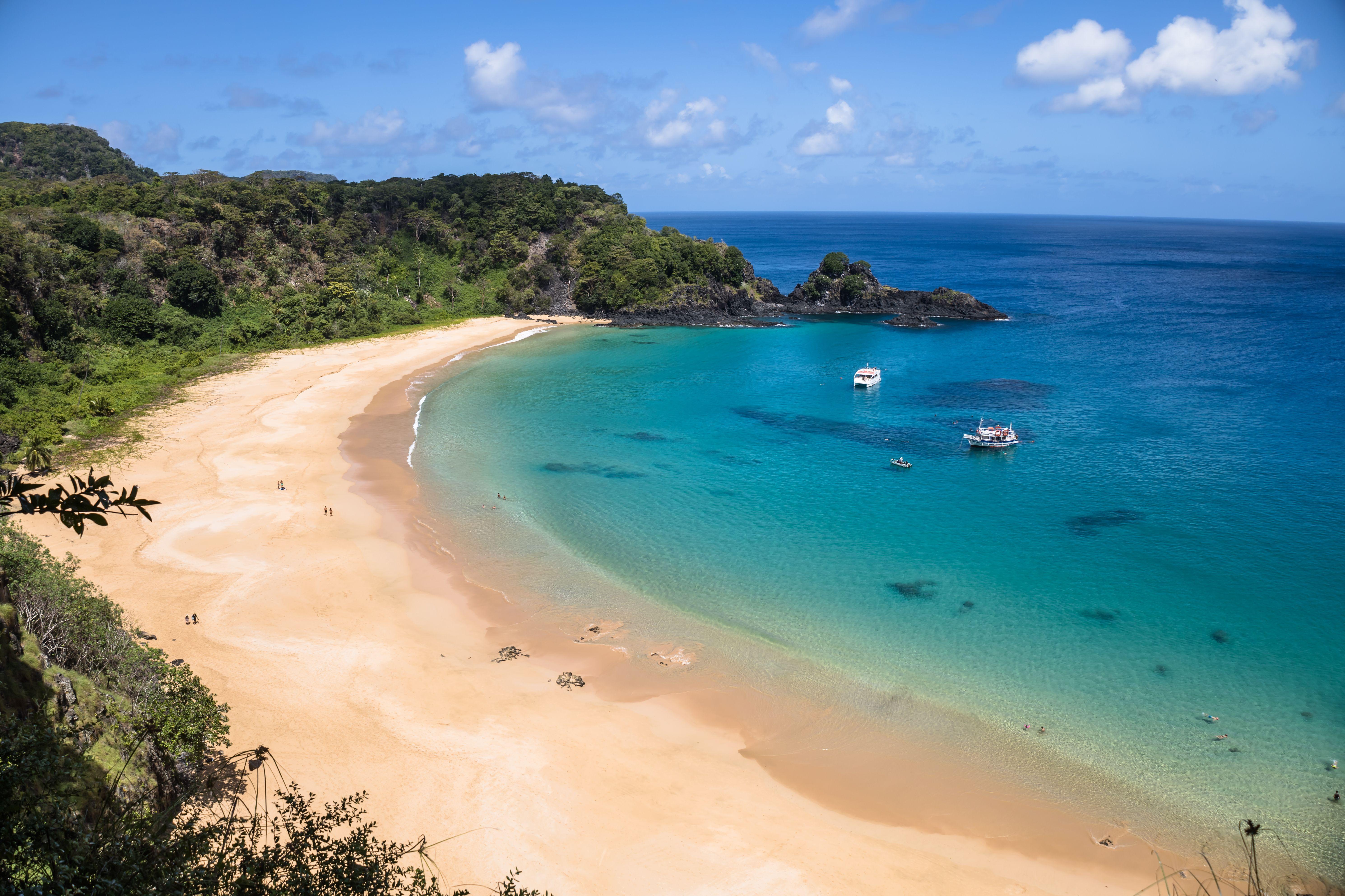 Der Strand Baia do Sancho liegt auf der Insel Fernando de Noronha, einem abgelegenen Archipel im Atlantischen Ozean. Es ist ein irdisches Paradies mit einem angenehmen gemäßigten Klima und einer außergewöhnlichen naturkundlichen Oase. Der Strand befindet sich in einem Nationalpark, der aufgrund seiner spektakulären Biodiversität zum Weltnaturerbe erklärt wurde.