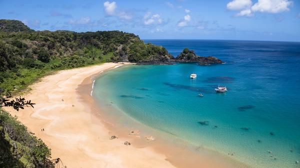 Der Strand Baia do Sancho liegt auf der Insel Fernando de Noronha, einem abgelegenen Archipel im Atlantischen Ozean. Es ist ein irdisches Paradies mit einem angenehmen gemäßigten Klima und einer außergewöhnlichen naturkundlichen Oase. Der Strand befindet sich in einem Nationalpark, der aufgrund seiner spektakulären Biodiversität zum Weltnaturerbe erklärt wurde.