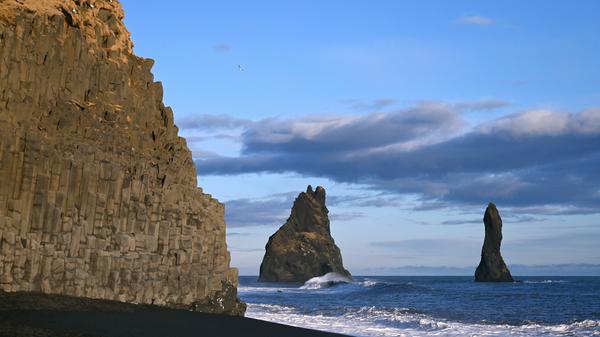 Reynisfjara Beach liegt in Vik, einem malerischen Küstenort an der Südküste Islands. Durch die Kombination aus dem schwarzen Sand, den imposanten Felsformationen und der interessanten Vogekolonie geraten Besucher und Besucherinnen von Reynisfjara in eine faszinierende und mystische Stimmung.