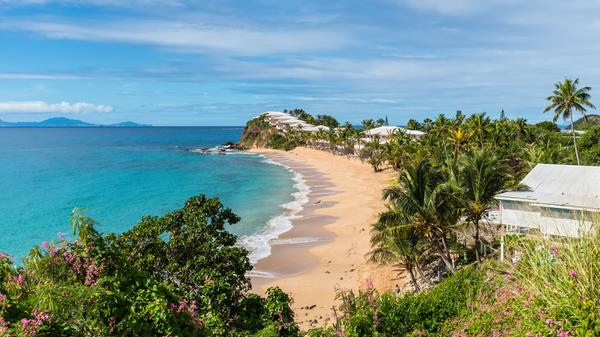 Grace Bay Beach erstreckt sich über 19 Kilometer entlang der Nordküste von Providenciales, der Hauptinsel des Archipels. Grace Bay Beach ist berühmt für sein klares, ruhiges Wasser, das ideal zum Schwimmen, Schnorcheln und Tauchen ist. Die Unterwasserwelt beherbergt eine faszinierende Vielfalt an Meereslebewesen und farbenprächtigen Korallenriffen, die es zu erkunden gibt.