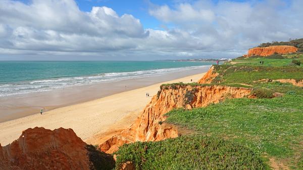 Praia da Falésia in Olhos de Agua in Portugal ist ein wunderschöner Strand, der für seine beeindruckenden roten Klippen und sein klares blaues Wasser bekannt ist. Außerdem ist der Strand auch bei Sportlern sehr beliebt. Dank des Windes und der hohen Wellen bietet er ideale Bedingungen zum Surfen. Zudem ist die Lage von Praia da Falésia in Olhos de Agua ideal für einen Besuch in den beliebten Küstenorten wie Albufeira und Vilamoura.