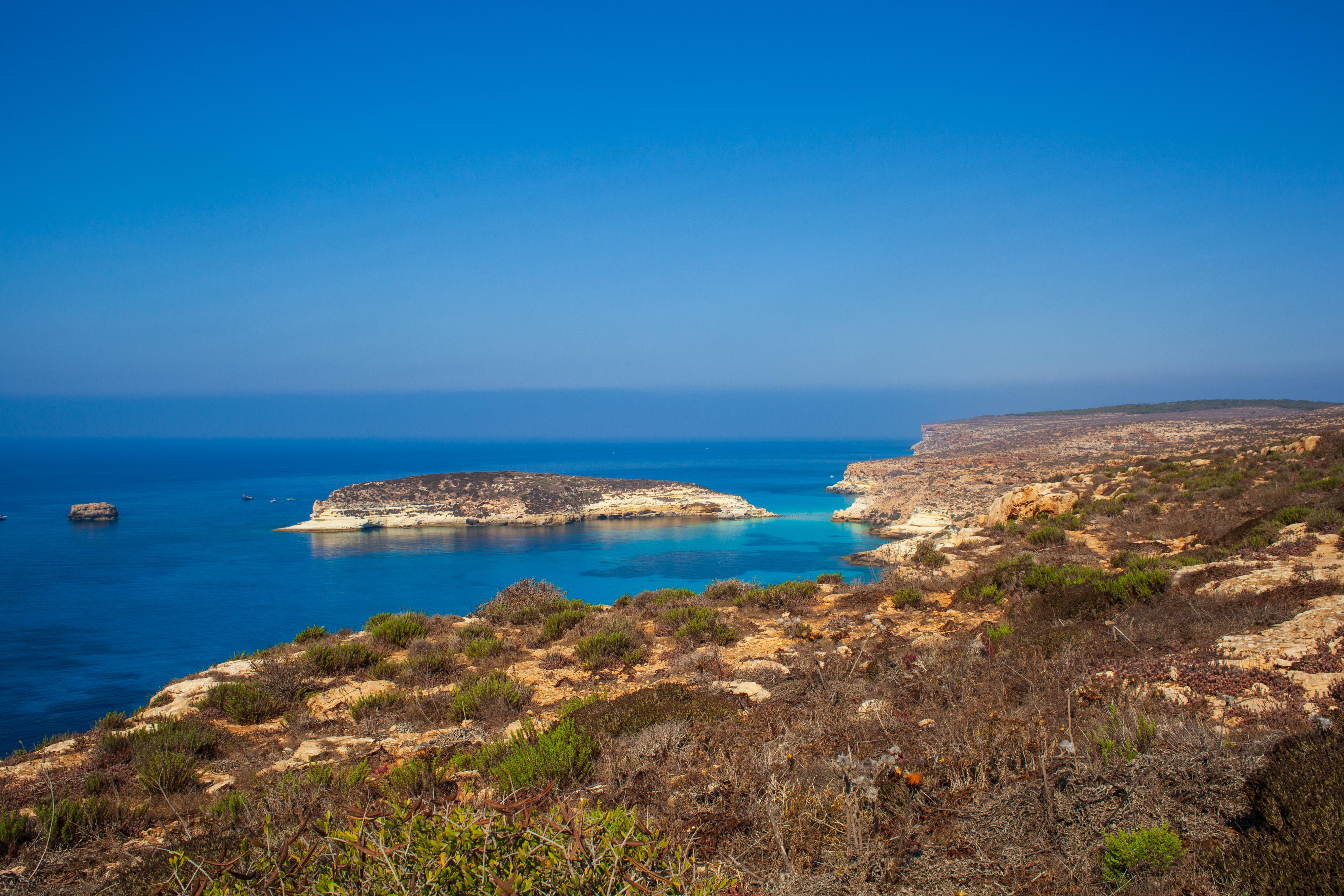 Die Spiaggia dei Conigli (Kaninchenstrand) ist ein absoluter Schatz an der Küste Siziliens. Der Name des Strandes, stammt von den vielen wilden Kaninchen, die auf den umliegenden Dünen leben. Dieser unberührte Küstenstreifen erstreckt sich über eine relativ kurze Strecke, ist jedoch berühmt für seinen feinen, weißen Sand und das kristallklare, türkisfarbene Wasser.
