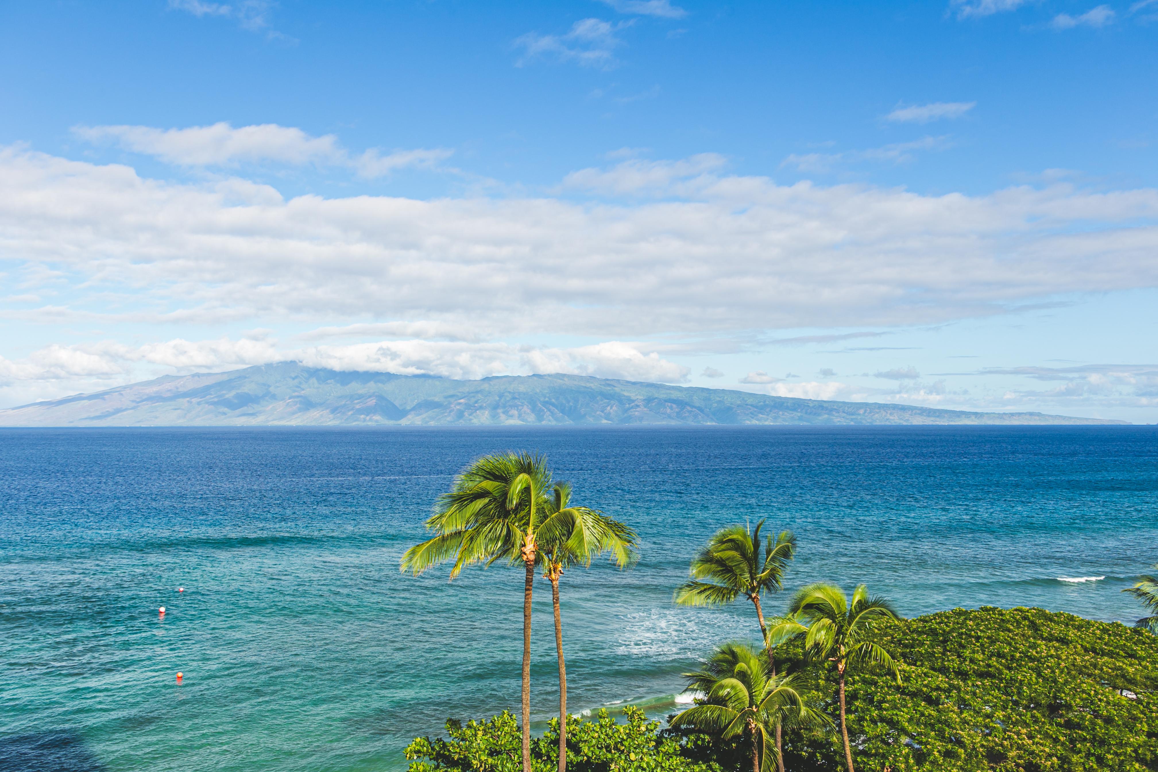 Ka'anapali Beach erstreckt sich entlang der Westküste von Maui und bietet eine malerische Kulisse aus feinem goldenem Sand und türkisblauem Wasser. Der Strand ist von einer faszinierenden Naturlandschaft umgeben, die aus üppigen grünen Hügeln und Palmen besteht. Der Blick auf die umliegenden Berge und die spektakulären Sonnenuntergänge machen Ka'anapali Beach zu einem wahrhaft idyllischen Ort.