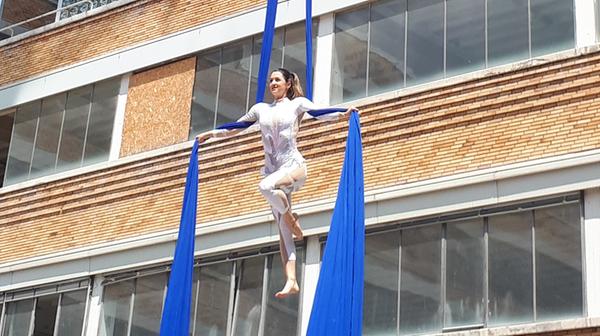 Die Luftartistin zeigt Tuch-Akrobatik unter der Richtkrone