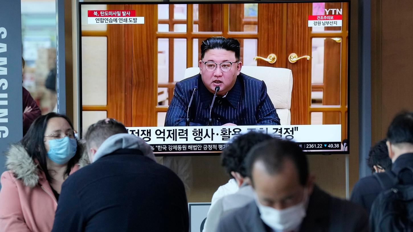 Fernsehbilder im Bahnhof von Seoul zeigen den nordkoreanischen Machthaber Kim Jong Un.