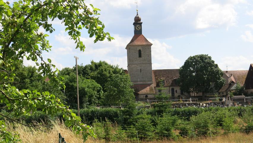 Die Kirche St. Oswald/St. Martin prägt die Silhouette von Möhrendorf.
