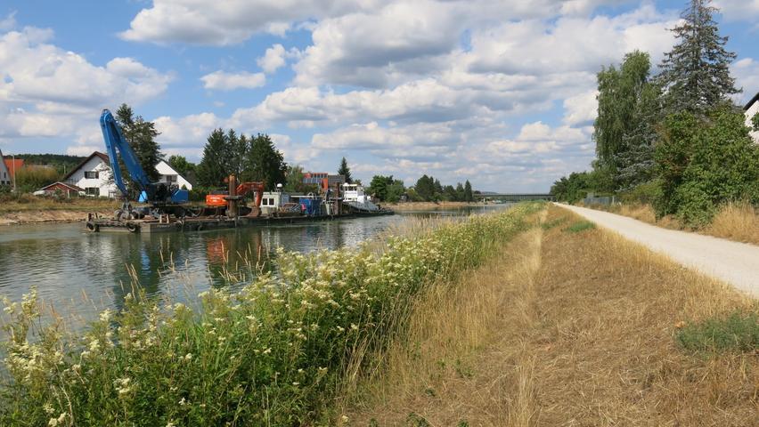 Der Main-Donau-Kanal bei Möhrendorf wird nicht nur von Last- und Kreuzfahrtschiffen eifrig genutzt, wobei die Böschungen fachgerecht instandzuhalten sind (im Bild), sondern ist mit seinen Wegen auch ein beliebtes Ziel von Spaziergängern und Radfahrern.