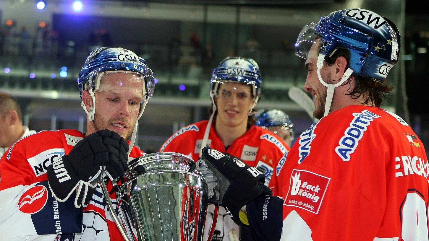 Freunde, Mehrfachmeister, Gewinner beim Red Bulls Salute: Stefan Ustorf und Constantin Braun (rechts). Freunde, Mehrfachmeister, Gewinner beim Red Bulls Salute: Stefan Ustorf und Constantin Braun (rechts).