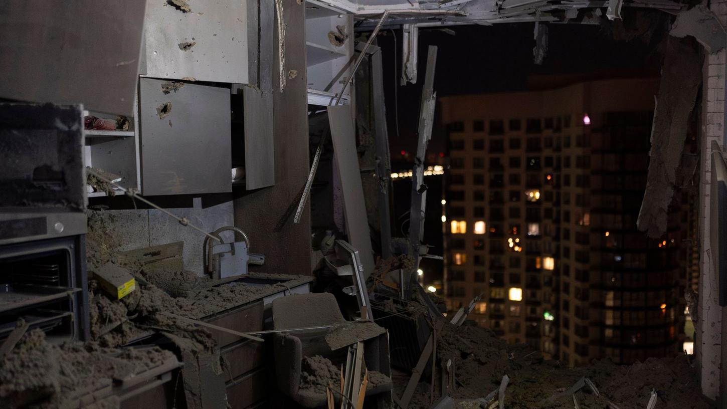 Eine beschädigte Wohnung nach russischen Luftangriffen auf die Hauptstadt.