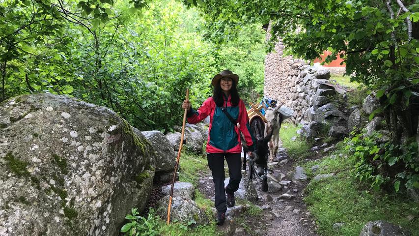 Nah der spanischen Grenze: Die Chilenin Samanta hat in Andorra eine zweite Heimat. Im Gletschertal Vall del Madriu-Perafita-Claror, das Unesco-Weltkulturerbe ist, begleitet sie uns mit den Eseln Bobby und Noah.
