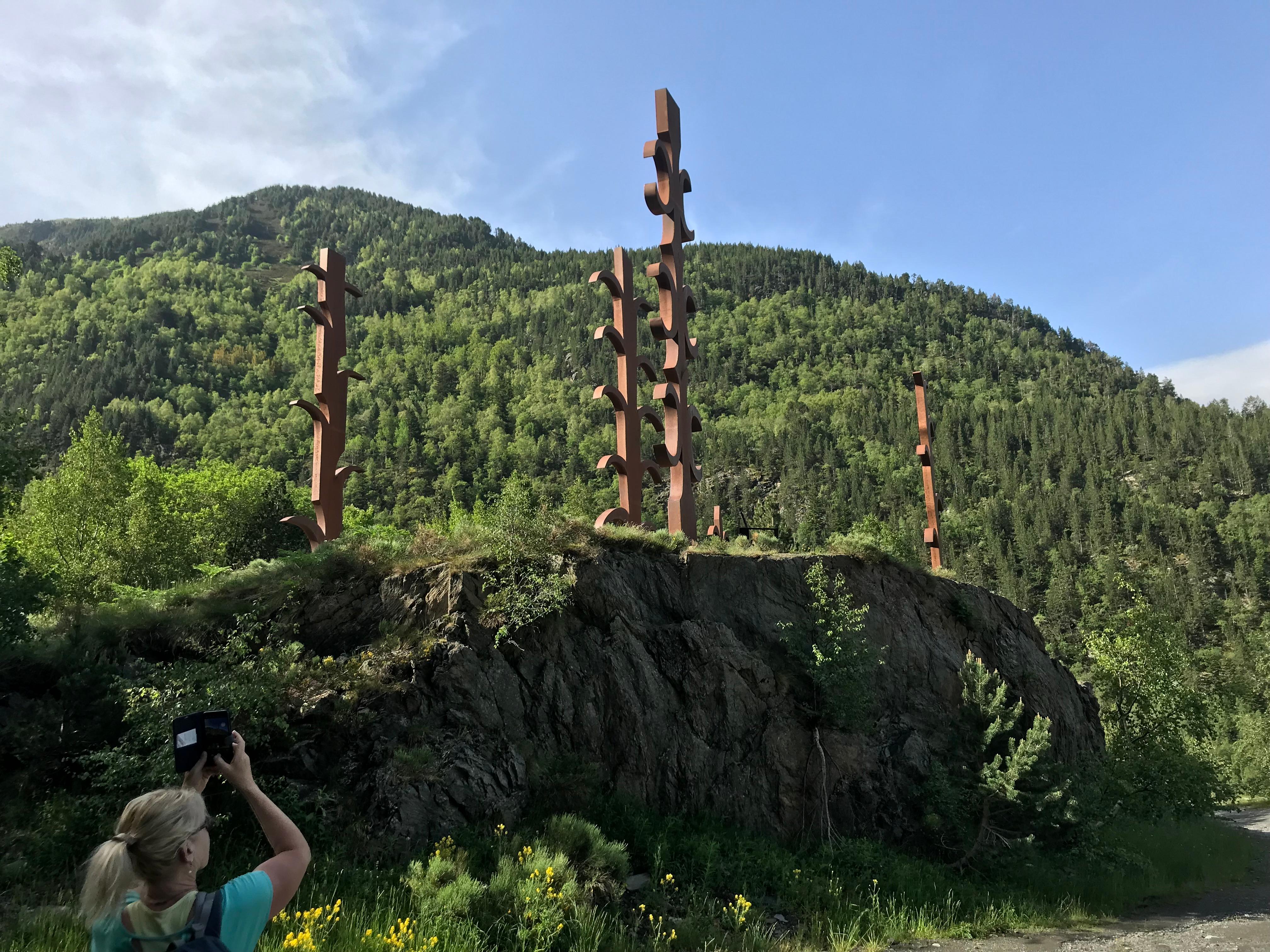 Die Stehlen im Naturpark Vall de Sorteny erinnern an die frühere Fenstervergitterungen, wie man sie heute noch an alten Gebäuden sieht. Die "Estripagecs" sollten die Häuser und Hütten vor Einbrechern schützen.