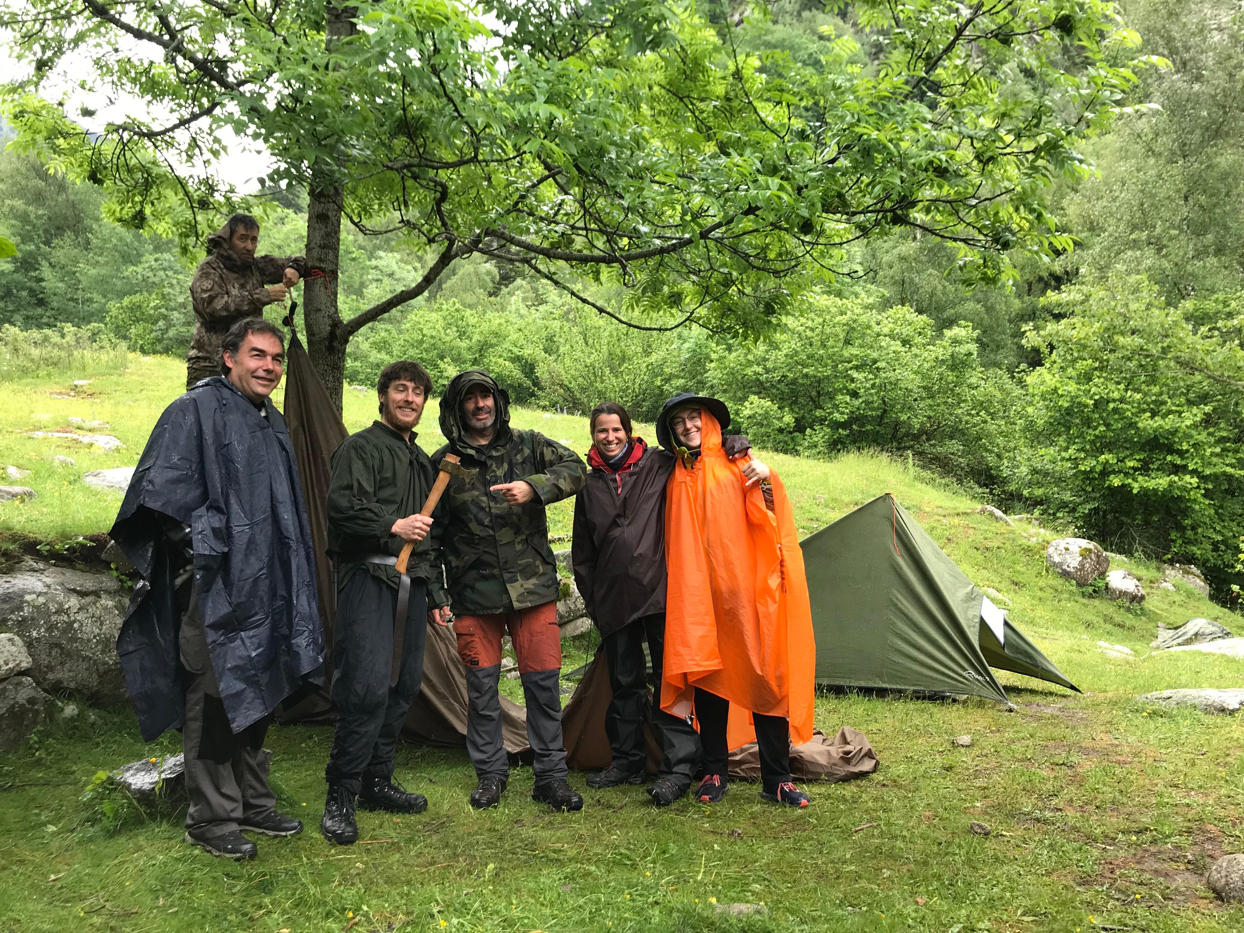 Nass, aber guter Dinge: Diese bunte Wander-Gruppe hat bei Regen im Zelt übernachtet.