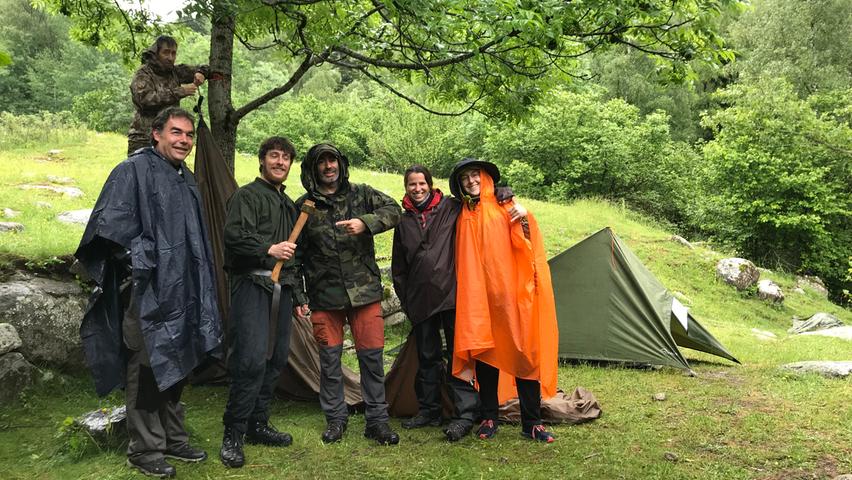 Nass, aber guter Dinge: Diese bunte Wander-Gruppe hat bei Regen im Zelt übernachtet.