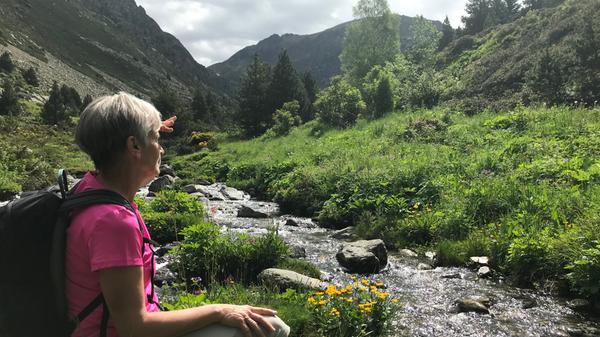 Hin und wieder anhalten und die Natur genießen - das gehört beim Wandern einfach dazu.